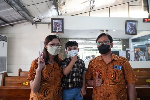 Pasangan Lina dan Martono beserta putranya bernama Daren_2
